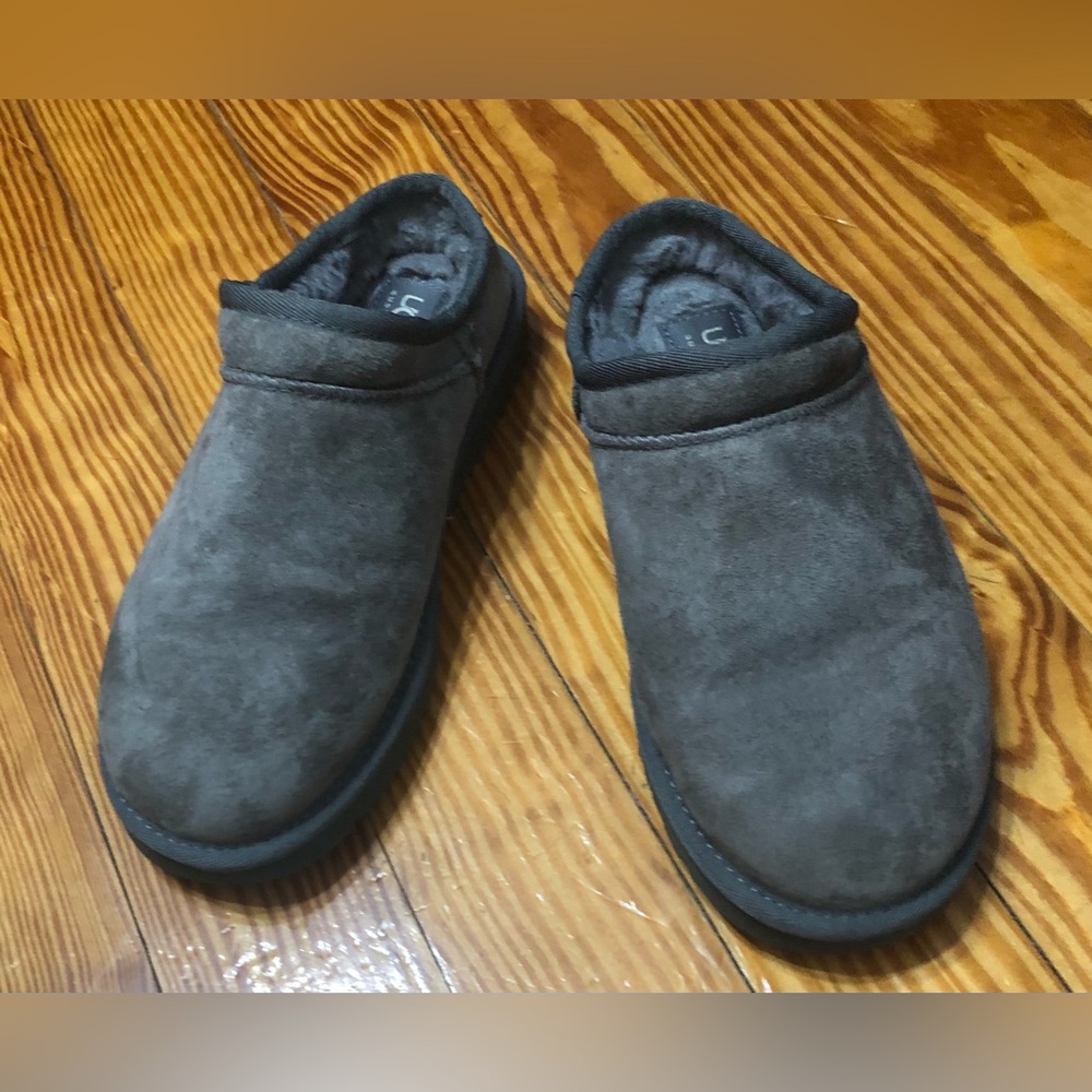 UGG Gray  classic Slippers Comfort. Size 7